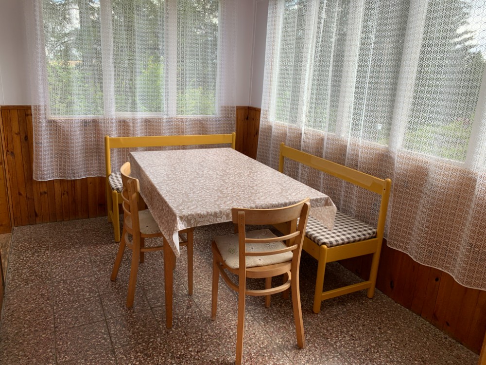 Chata č.4 - jídelní stůl